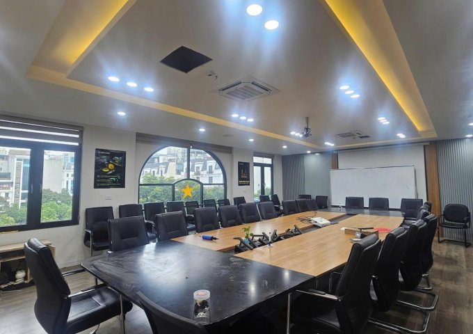 HOT! Văn Phòng Cầu Giấy 140m2 Siêu Đẹp – Giá Tốt Chỉ 37 Triệu/Tháng – Vị Trí Trung Tâm, Ô TÔ Đỗ Cửa