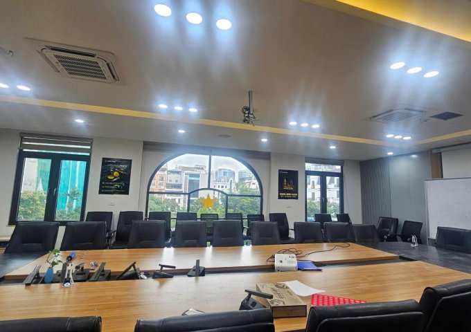 HOT! Văn Phòng Cầu Giấy 140m2 Siêu Đẹp – Giá Tốt Chỉ 37 Triệu/Tháng – Vị Trí Trung Tâm, Ô TÔ Đỗ Cửa