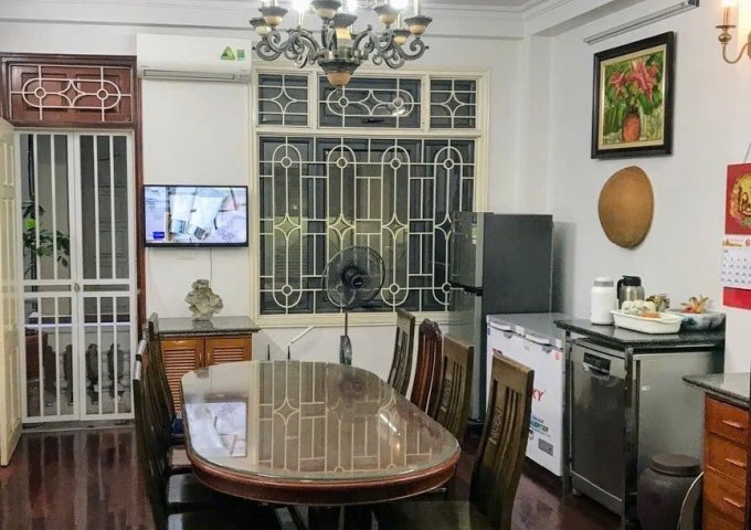 Bán nhà riêng ngõ 106 đường Cầu Giấy-Hà Nội, diện tích 42m2, mặt tiền 4,4m, 6 tầng + thang máy. Sổ đỏ chính chủ.