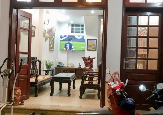 Bán nhà riêng ngõ 106 đường Cầu Giấy-Hà Nội, diện tích 42m2, mặt tiền 4,4m, 6 tầng + thang máy. Sổ đỏ chính chủ.