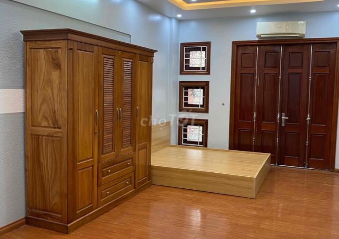Phòng khép kín cho nữ ở, diện tích 35m², đầy đủ nội thất.