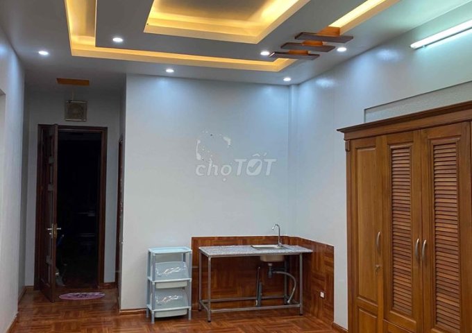 Phòng khép kín cho nữ ở, diện tích 35m², đầy đủ nội thất.