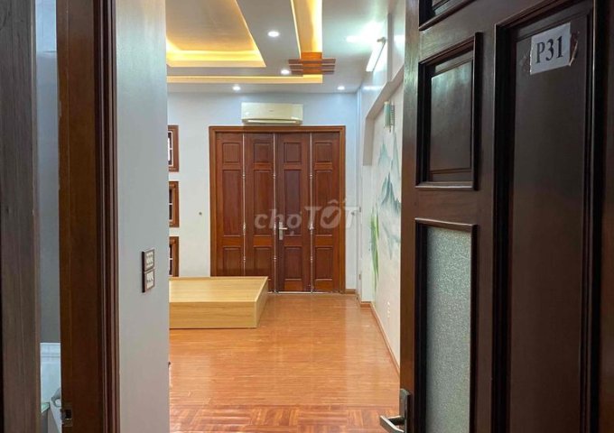 Phòng khép kín cho nữ ở, diện tích 35m², đầy đủ nội thất.