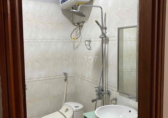 Phòng khép kín cho nữ ở, diện tích 35m², đầy đủ nội thất.