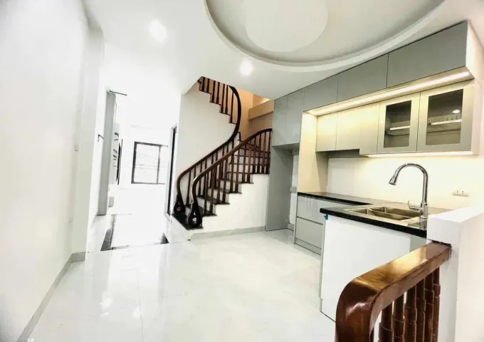 Bán Nhà Định Công Thượng. Hoàng Mai. Ô Tô. DT 42m2. MT 3,8m. 5 Tầng. Giá 10.95 Tỷ. 