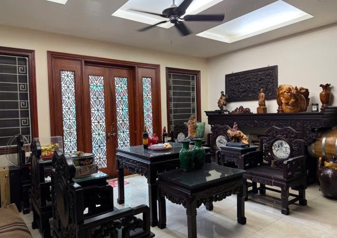 ĐÁNG SỐNG, BIỆT THỰ LÔ GÓC NGUYỄN VĂN CỪ 140M, 4T, MẶT TIỀN QUYỀN LỰC, Ô TÔ THÔNG TRÁNH.