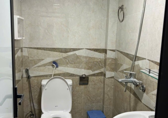 Cho thuê căn hộ khép kín tầng 1, ngõ 406/68 Âu Cơ, cạnh chợ Nhật Tân.