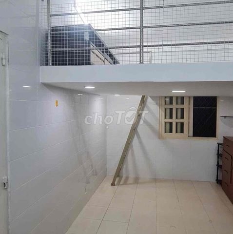 Cho thuê phòng 20m² + gác lửng 10m² tại Quận 1 – Giá dễ thương