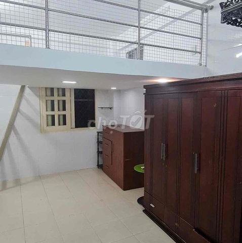 Cho thuê phòng 20m² + gác lửng 10m² tại Quận 1 – Giá dễ thương