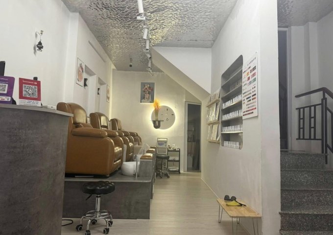 Cần sang tiệm nail quận phú nhuận. Giá sang 80tr