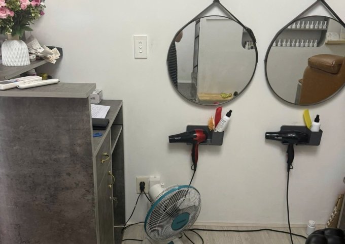 Cần sang tiệm nail quận phú nhuận. Giá sang 80tr