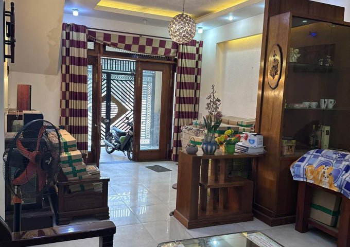 Nhà HXH đường ĐHT02, sát chợ, 5 x 18m, 4 tấm, 7 PN