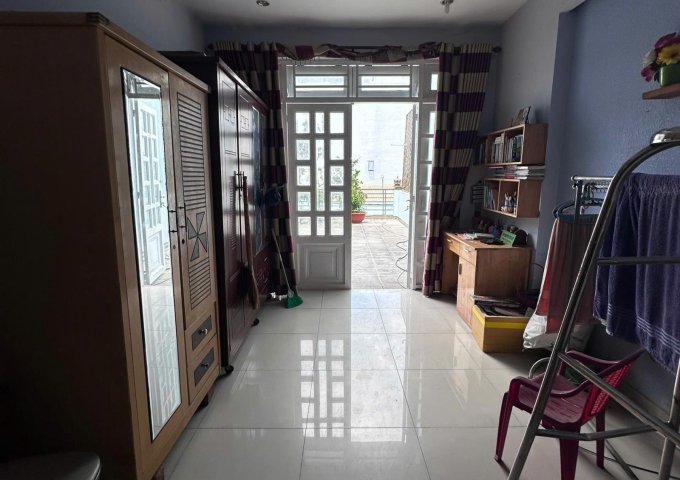 Nhà HXH đường ĐHT02, sát chợ, 5 x 18m, 4 tấm, 7 PN