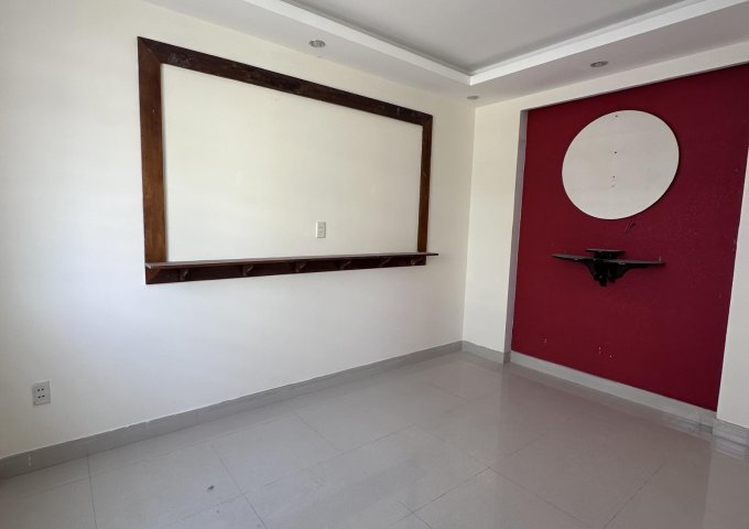 Nhà HXH đường ĐHT02, sát chợ, 5 x 18m, 4 tấm, 7 PN