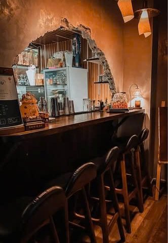 Do chuyển công tác, không có thời gian trực tiếp quản lý nên cần sang nhượng lại toàn bộ quán COFFEE & COCKTAIL BAR