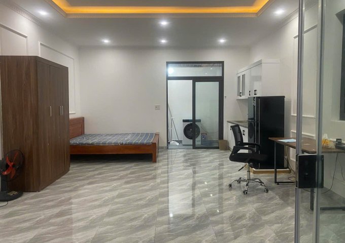 Nhà mình cần cho thuê 1 căn hộ rộng khoảng 37m2 sân cổng rộng rãi ô tô đỗ tận cửa.