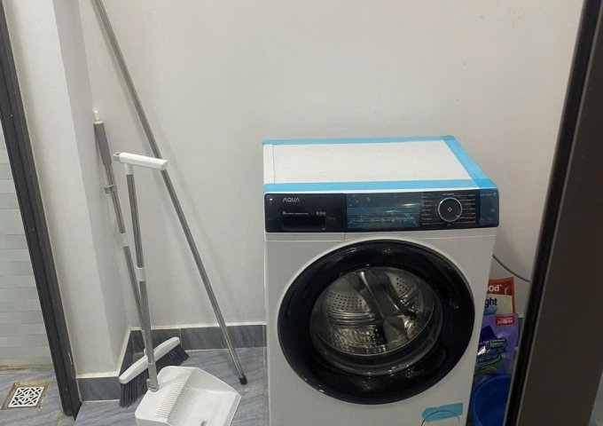 Nhà mình cần cho thuê 1 căn hộ rộng khoảng 37m2 sân cổng rộng rãi ô tô đỗ tận cửa.