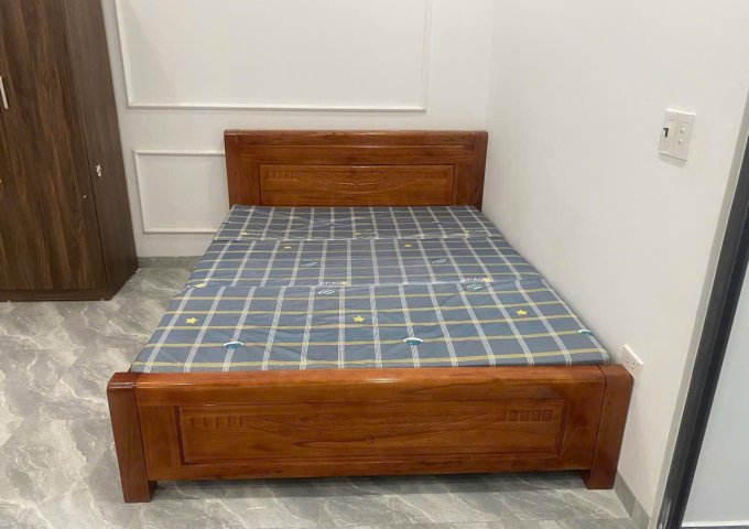 Nhà mình cần cho thuê 1 căn hộ rộng khoảng 37m2 sân cổng rộng rãi ô tô đỗ tận cửa.