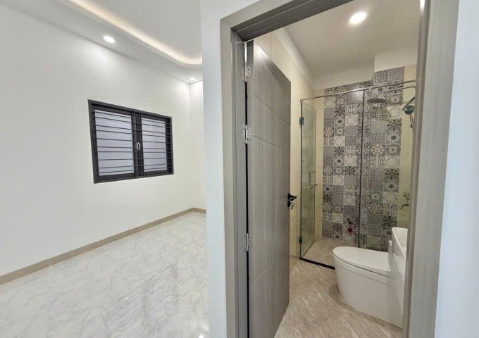 NHÀ ĐẸP HIẾM VÀO Ở NGAY SÁT PHẠM VĂN ĐỒNG HIỆP BÌNH CHÁNH CÁCH 20m  RA HXH.